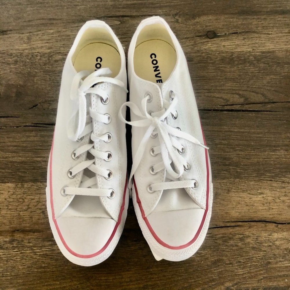 WHITE CONVERSE LOW TOP SNEAKERS SIZE 9.5 (NEW)